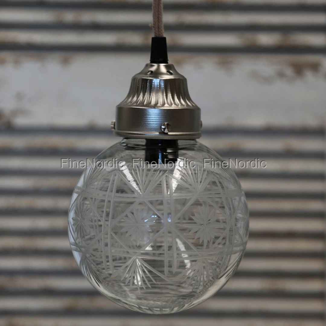 Chic Antique Taklampe Ball med Mønster Fransk Blomst Ø 15 cm Chic Antique Lampe Kule med Slipinger Ø 15 cm