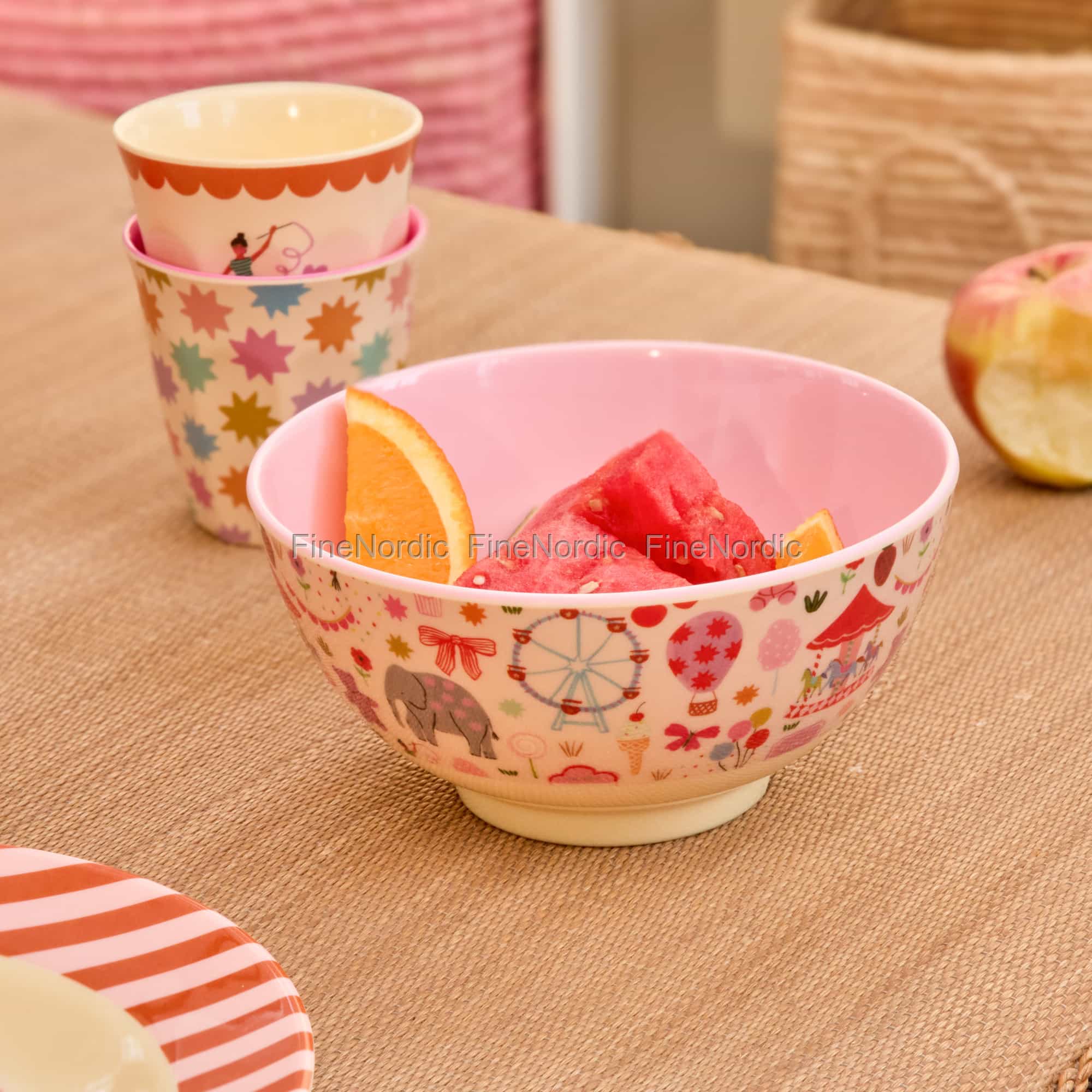 RICE Melamin Teller Rechteckig Mit Daisy Dearest Print – Rosa, Spülmaschinengeeignet, BPA-frei